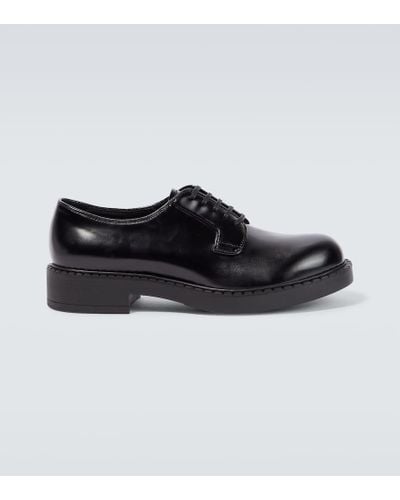 Prada Zapatos derby de piel cepillada - Negro