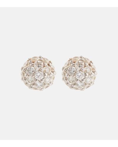 STONE AND STRAND Pendientes Dainty Mirror Ball de oro de 10 ct con diamantes - Blanco