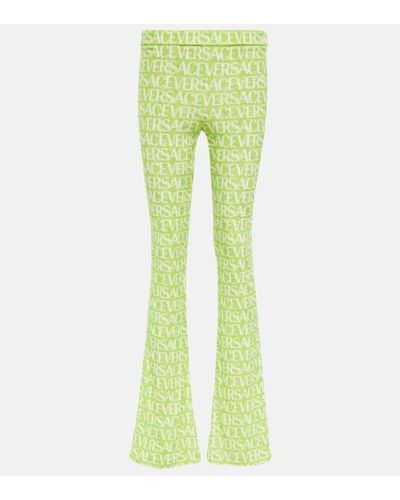 Versace Pantaloni flared in velluto con logo - Verde