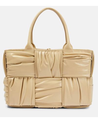 Bottega Veneta Tote Arco Small de piel - Neutro