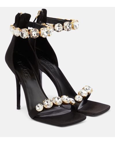 Versace Sandalias de saten con cristales - Negro