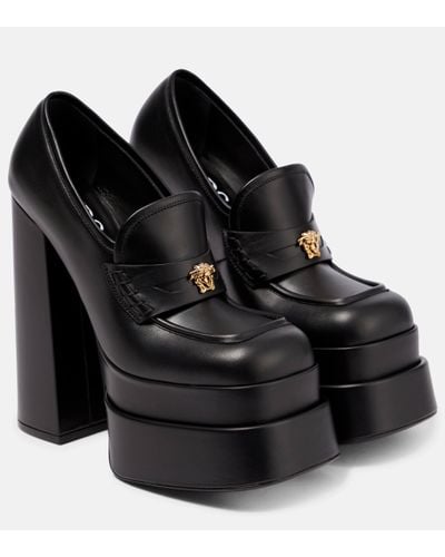 Versace Chaussures à talon bottier aevitas noires à plateforme