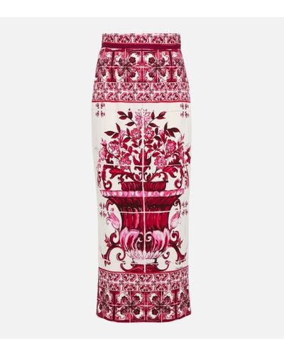 Dolce & Gabbana Jupe mi-longue en charmeuse à imprimé majoliques - Rouge