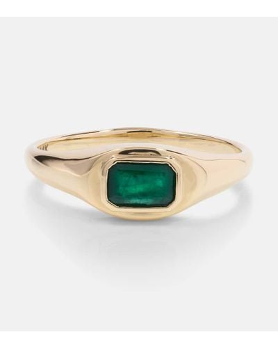 STONE AND STRAND Ring Green With Envy aus 14kt Gelbgold mit Smaragden - Natur
