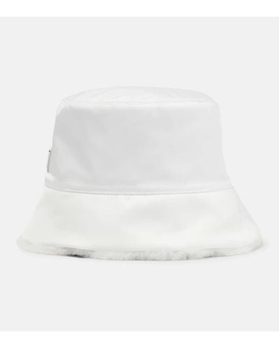 Prada Cappello da pescatore in Re-Nylon e shearling - Bianco