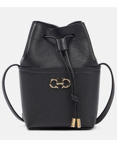 Ferragamo Bucket-Bag Gancino Mini aus Leder - Schwarz