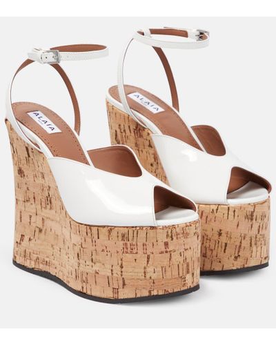 Alaïa Wedge-Sandalen aus Lackleder - Mettallic