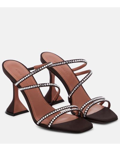 AMINA MUADDI Verzierte Sandalen Naima aus Satin - Braun