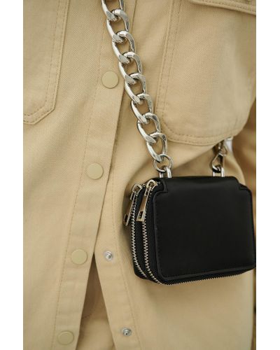 purse with big chain