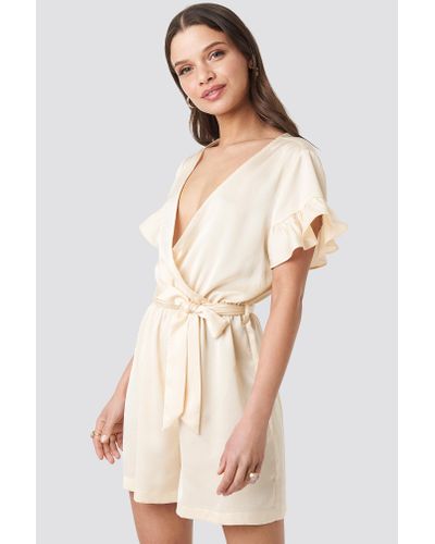 NA-KD Satin Frill Sleeve Playsuit Nude in Cream (Natural 