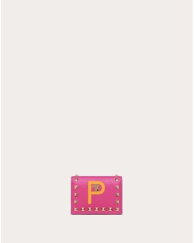 Valentino Garavani 【パーソナライズ対象】 ロックスタッズ ペット ウォレット 女性 シアーフューシャ/サンフラワー - ピンク