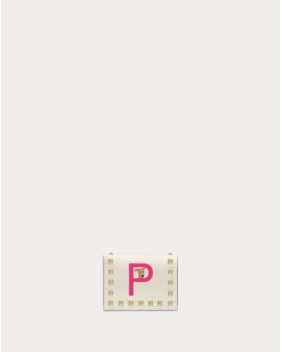 Valentino Garavani 【パーソナライズ対象】 ロックスタッズ ペット ウォレット 女性 ライトアイボリー/シアーフューシャ - ピンク