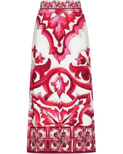 Dolce & Gabbana Jupe mi-longue fendue en charmeuse à imprimé majoliques - Rouge