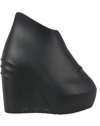 Givenchy Monumental Mallow Wedge Shoes In Rubber - Black
