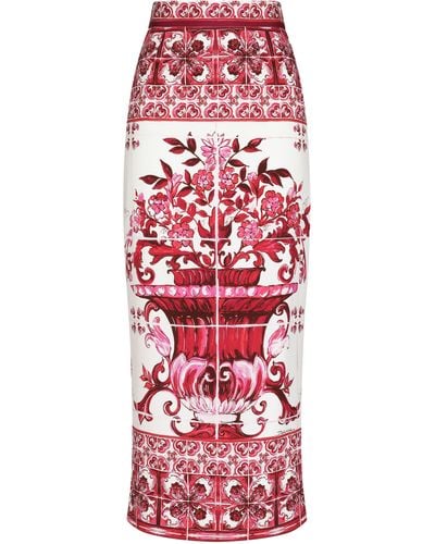 Dolce & Gabbana Jupe mi-longue en charmeuse à imprimé majoliques - Rouge