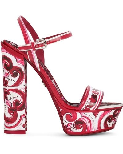 Dolce & Gabbana Sandales plateformes en cuir de veau brillant imprimé - Rouge