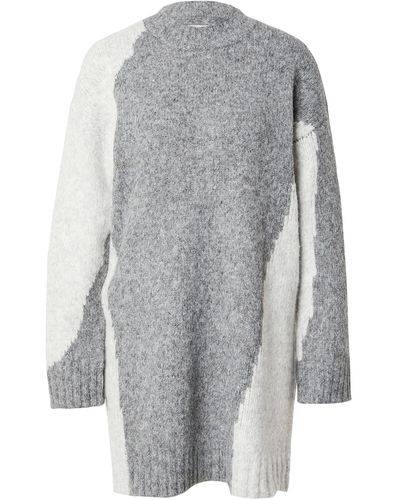 TOPSHOP – mini-pulloverkleid aus strick mit rundhalsausschnitt und abstraktem muster - Grau