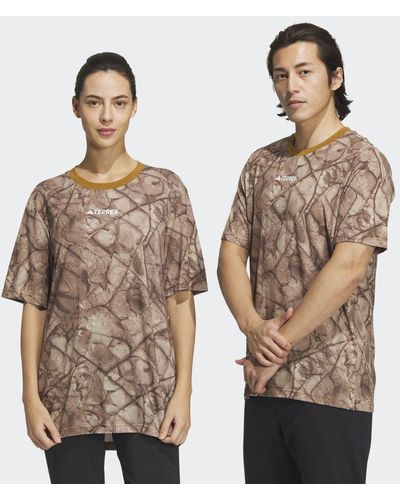 adidas National Geographic Graphic T-Shirt – Genderneutral - Mettallic