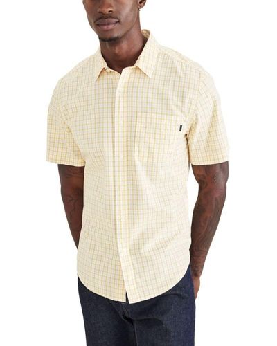 How should a men's short sleeve casual shirt fit?