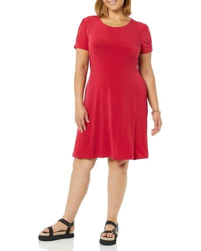 Amazon Essentials Gerafftes A-Linien-Kleid mit kurzen Ärmeln und Rundhalsausschnitt - Rot