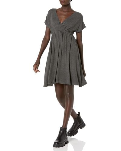 Amazon Essentials Solid Surplice Dress - Negro