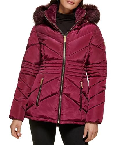 Guess Doudoune courte à capuche avec bavoir en fausse fourrure pour femme - Rouge