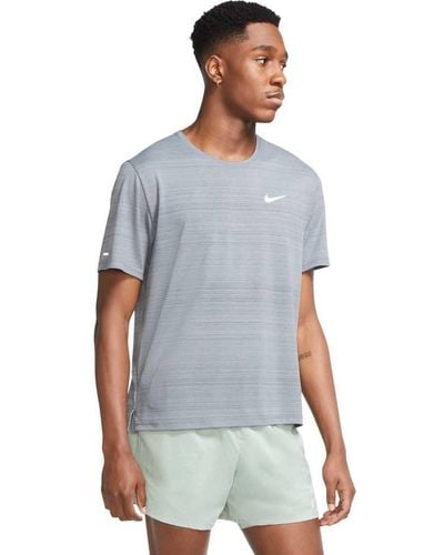 Nike S M NK DF Miler TOP SS T-Shirt - Grau