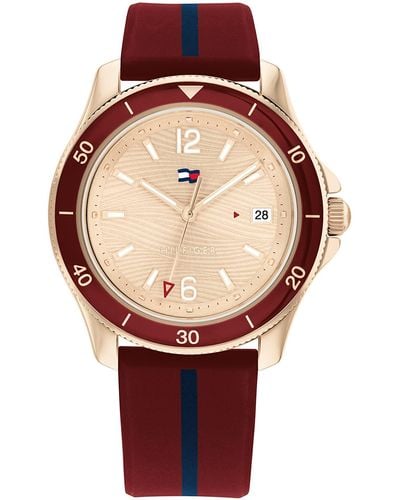Tommy Hilfiger Analoge Quartz Horloge Voor Met Bordeauxrode Siliconen Armband - 1782510, Lichtanjer Goud, Riem - Rood