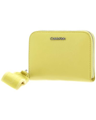 Calvin Klein Gracie Medium Zip Around Wallet Acacia - Gelb