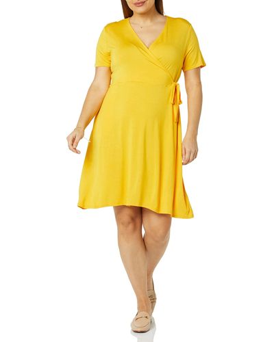 Amazon Essentials Kurzärmliges Kleid mit Wickeloptik - Gelb