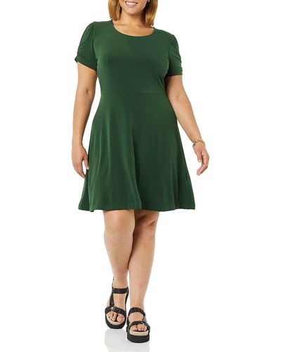 Amazon Essentials Vestido Acampanado con Cuello Redondo y ga Corta Fruncida - Verde