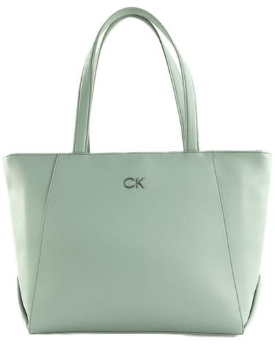 Calvin Klein Ck Daily Shopper Medium Pebble Bags Voor - Groen