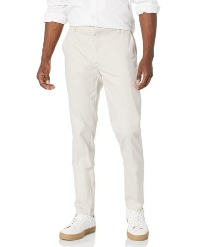 Amazon Essentials Pantaloni chino aderenti elasticizzati con parte piatta sul davanti resistenti alle pieghe Uomo - Bianco
