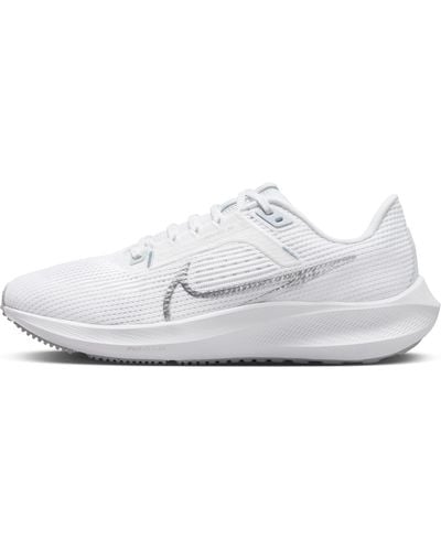 Nike Adult DV3854 101 AIR ZOOM PEGASUS 40 WHITE/METALLIC SILVE Gr. 40 - Weiß