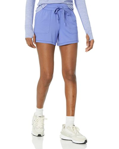 Amazon Essentials Shorts aus Angerautem Tech-Stretch - Blau
