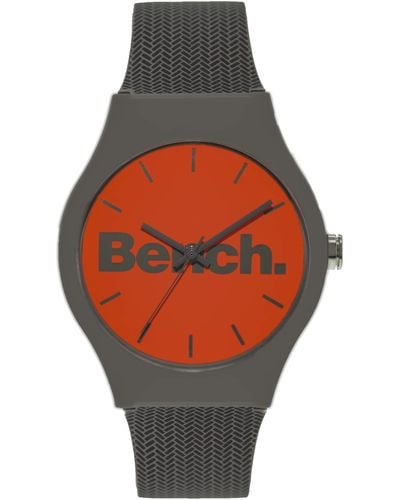 Bench Armbanduhr mit mattem orangefarbenem Zifferblatt und grauem Silikonarmband