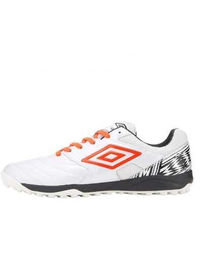 Umbro ( ) Tresche Futsal Shoes For Soccer And Artificial Turf - White