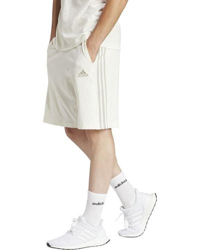 adidas Essentials-Pantalones Cortos de Forro Polar con 3 Rayas Casuales - Blanco