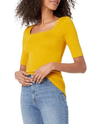 Amazon Essentials Halbarm-T-Shirt mit eckigem Ausschnitt in schmaler Passform - Gelb