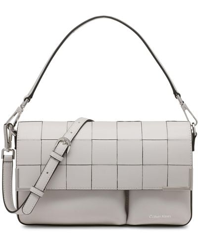 Calvin Klein Mica Demi-Schultertasche und Crossbody-Tasche mit Klappe - Grau