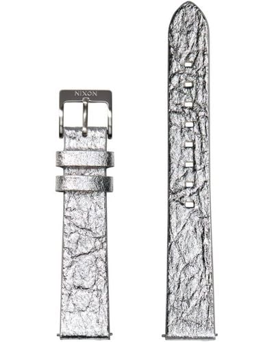 Nixon Pineapple Wechselarmband für Uhren mit 16 mm Abstand aus veganem Ananas-Leder in der Farbe Silber-Folie mit Edelstahlschließe - Mettallic