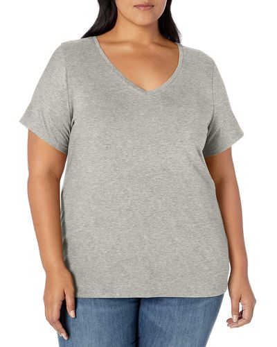 Amazon Essentials Plus Size Short-Sleeve V-Neck T-Shirt fashion-t-shirts - Gris