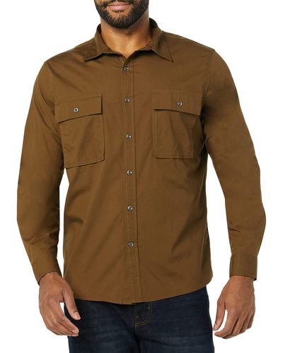 Amazon Essentials Camicia Multiuso con Due Tasche a iche Lunghe vestibilità Aderente - Marrone