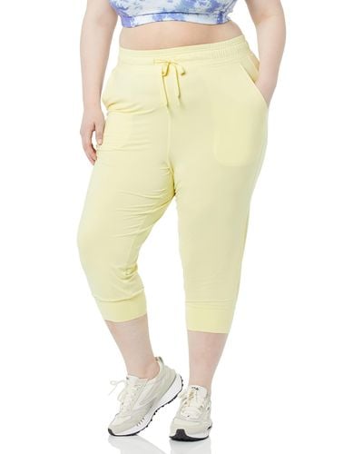 Amazon Essentials Pantalon de Jogging Court Stretch en Tissu Tech Brossé - Jaune