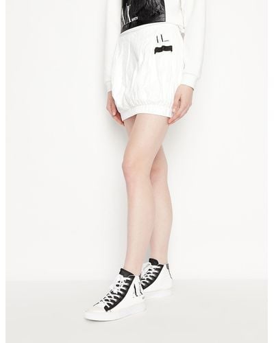 Armani Exchange Mini-jupe en tissu froissé - Blanco