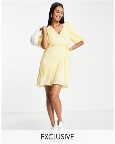 Vila Exclusivité - robe courte en tissu texturé avec couture volantée - pastel - Jaune