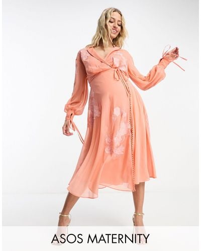 ASOS Asos design maternity - robe mi-longue à broderie fleurie avec empiècement en satin et détails noués en satin - corail - Rose