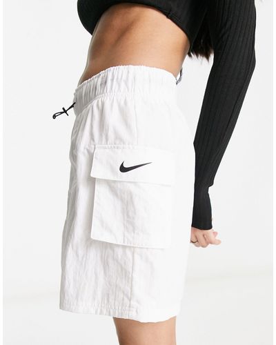 Nike – essential – cargo-shorts aus webstoff - Weiß