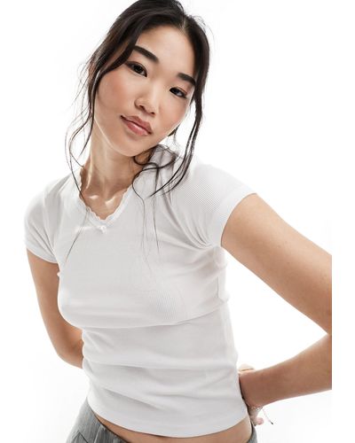 Cotton On Cotton on - t-shirt aderente bianca con scollo a v e rosellina - Bianco