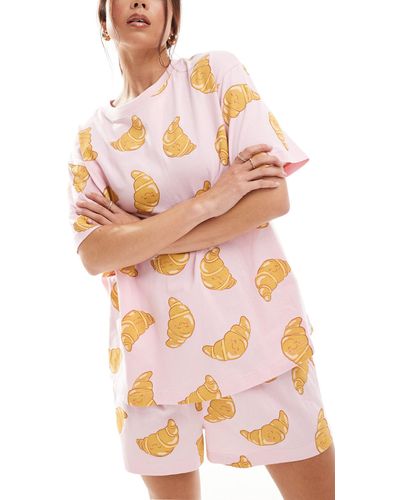 ASOS Set pigiama oversize con stampa di croissant con pantaloncini e t-shirt - Rosa
